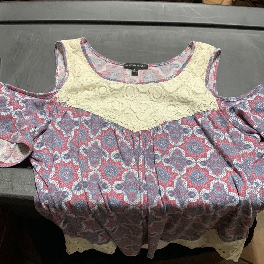 Keyhole Shoulder Top - Picture 3 of 4